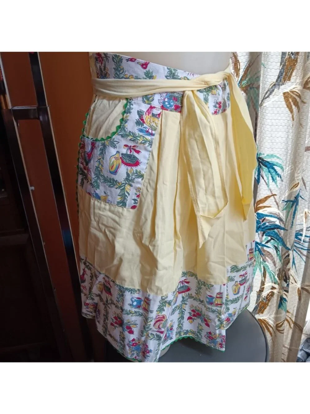 True Vintage 1950's Yellow Half Kitchen Apron Rooster Floral Pocketed Trad